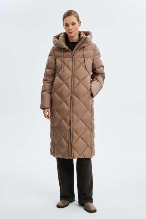 зимнее пальто с капюшоном от бренда снежная королева вид слева