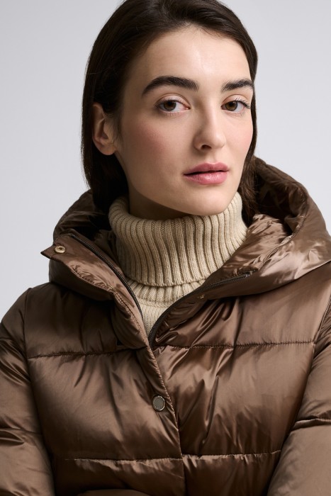 зимнее пальто с капюшоном из россии вид сбоку