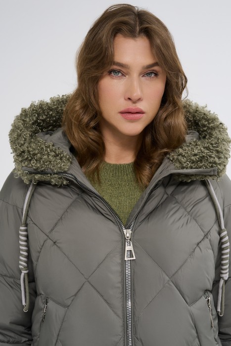 зимнее пальто с капюшоном из россии вид сбоку