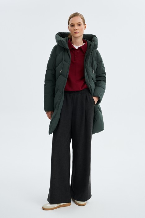 зимнее пальто с капюшоном от бренда снежная королева вид слева