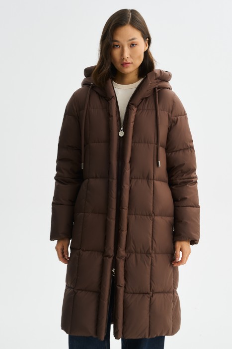 зимнее пальто с капюшоном от бренда снежная королева вид слева