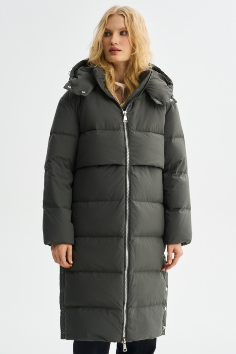 зимнее пальто с капюшоном от бренда снежная королева вид слева