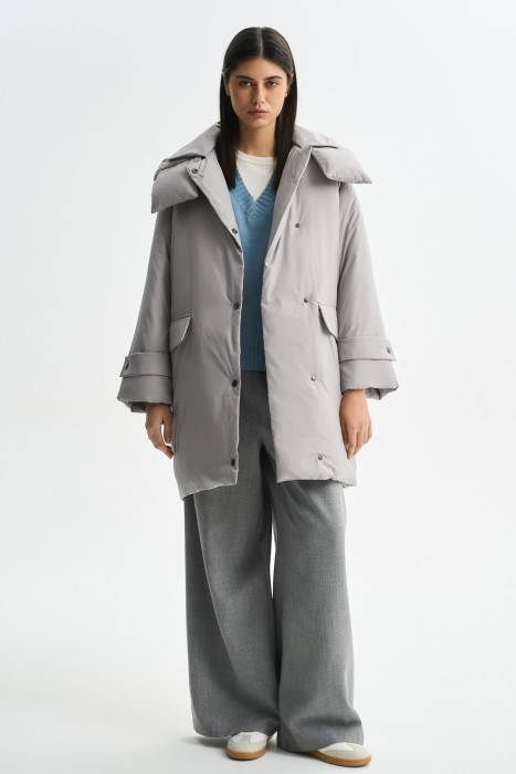 зимнее пальто с капюшоном от бренда снежная королева вид слева