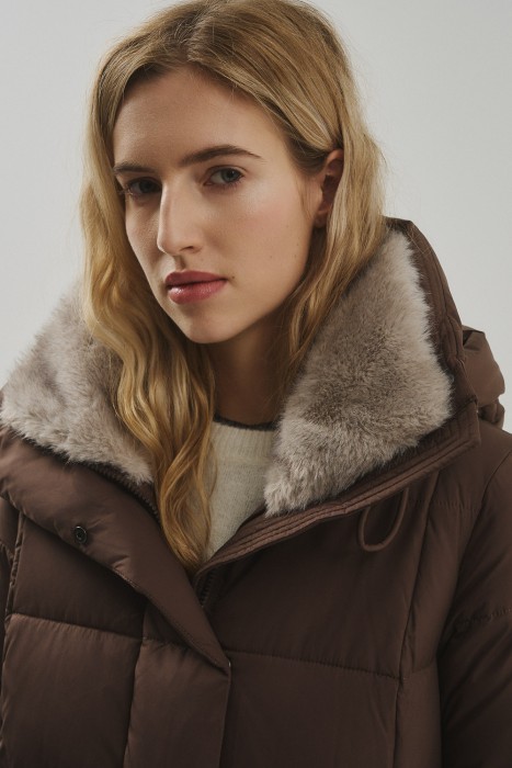 зимнее пальто с капюшоном из россии вид сбоку