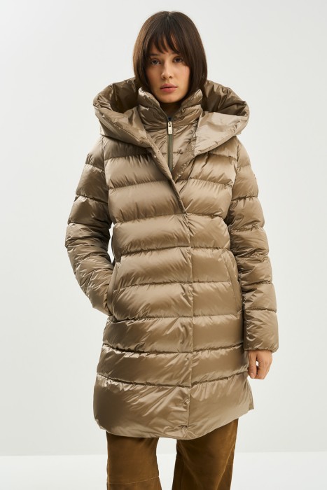 зимнее пальто с капюшоном от бренда снежная королева вид слева