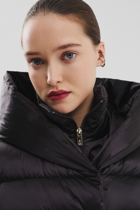 зимнее пальто с капюшоном из россии вид сбоку