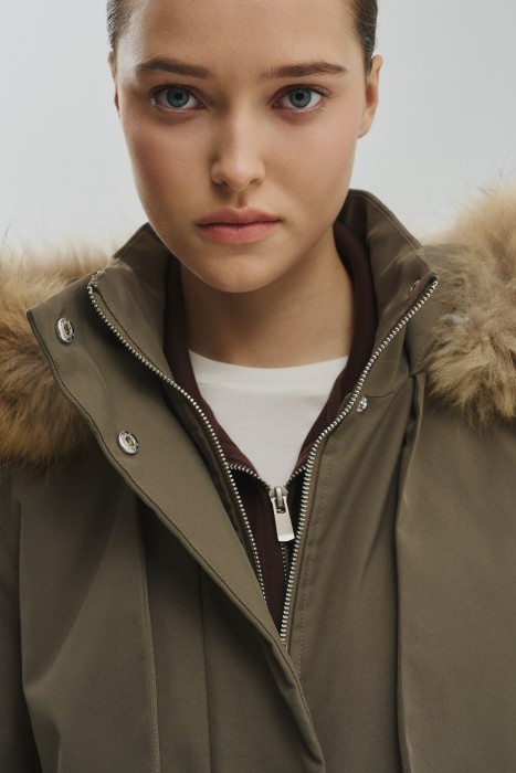 зимнее пальто с капюшоном из россии вид сбоку