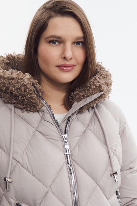 зимнее пальто с капюшоном из россии вид сбоку