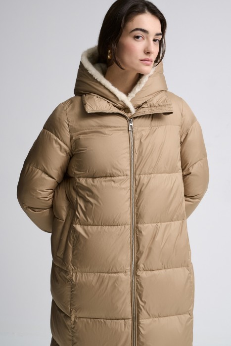 зимнее пальто с капюшоном от бренда снежная королева вид слева