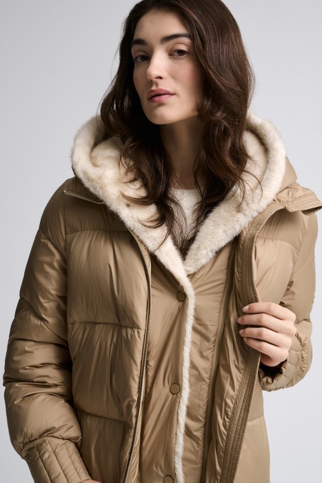 зимнее пальто с капюшоном из россии вид сбоку