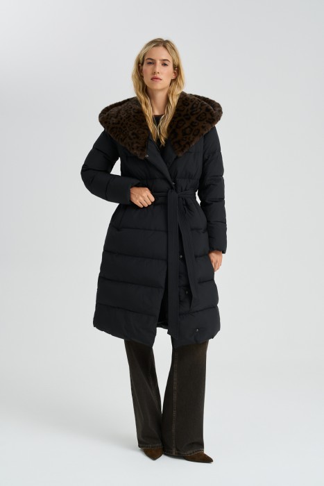 зимнее пальто с меховой отделкой и поясом от бренда снежная королева вид слева