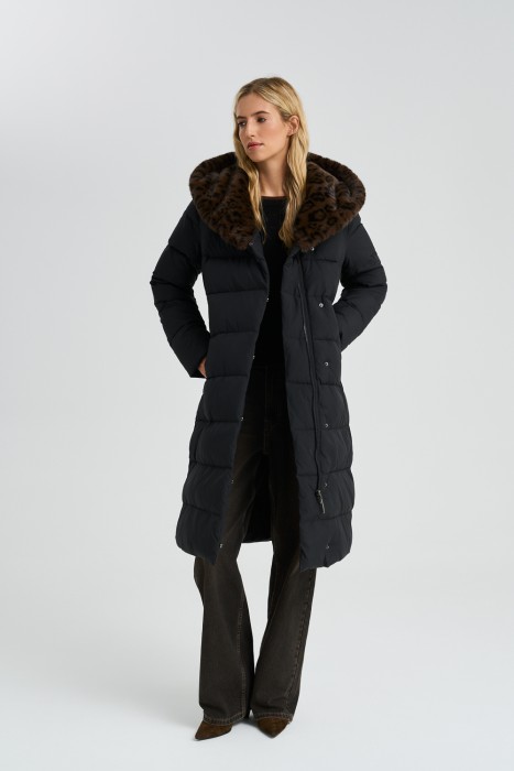 зимнее пальто с меховой отделкой и поясом из россии вид сбоку