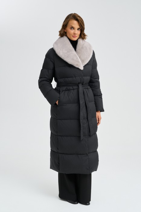 зимнее пальто с меховой отделкой от бренда снежная королева вид слева