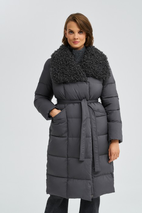 зимнее пальто с меховой отделкой от бренда снежная королева вид слева