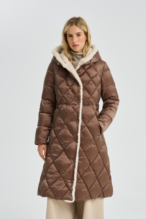 зимнее пальто с меховой отделкой от бренда снежная королева вид слева