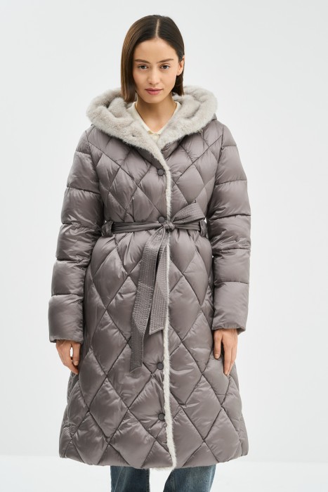 зимнее пальто с меховой отделкой от бренда снежная королева вид слева
