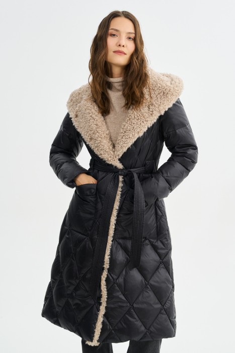 зимнее пальто с меховой отделкой от бренда снежная королева вид слева