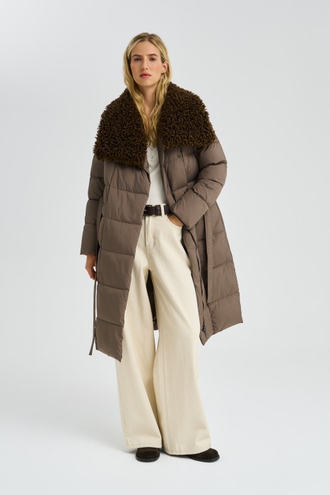 зимнее пальто с меховой отделкой от бренда снежная королева вид слева