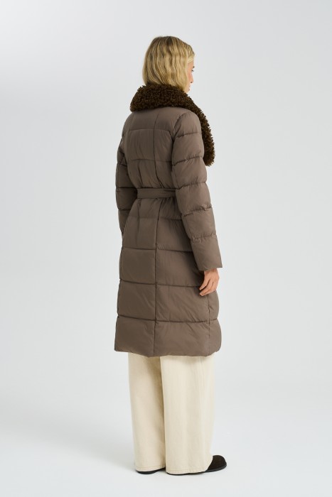 зимнее пальто с меховой отделкой по цене 10020 руб вид справа