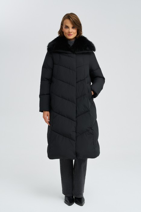 зимнее пальто с меховой отделкой от бренда снежная королева вид слева