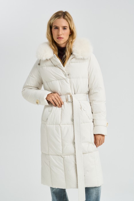 зимнее пальто с меховой отделкой от бренда снежная королева вид слева