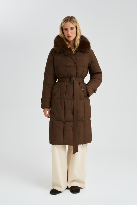 зимнее пальто с меховой отделкой от бренда снежная королева вид слева