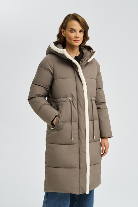 зимнее пальто с меховой отделкой от бренда снежная королева вид слева