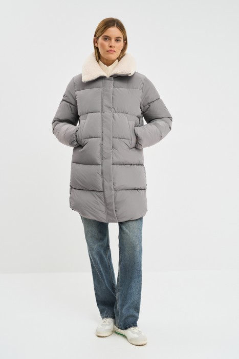 зимнее пальто с меховой отделкой от бренда снежная королева вид слева