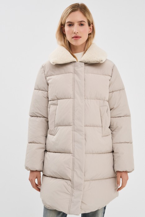 зимнее пальто с меховой отделкой от бренда снежная королева вид слева