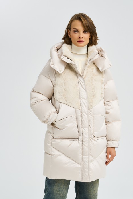 зимнее пальто с меховой отделкой от бренда снежная королева вид слева