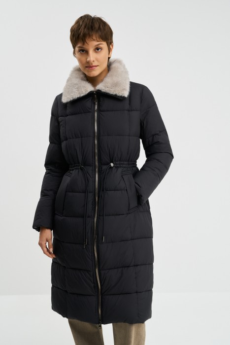 зимнее пальто с меховой отделкой от бренда снежная королева вид слева