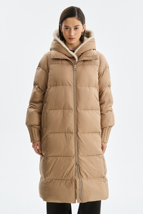 зимнее пальто с меховой отделкой от бренда снежная королева вид слева