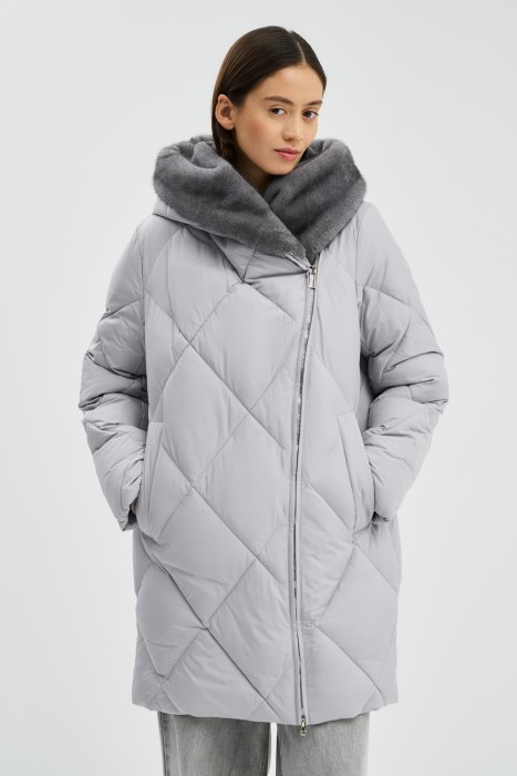 зимнее пальто с меховой отделкой от бренда снежная королева вид слева