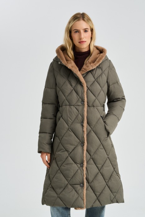 зимнее пальто с меховой отделкой от бренда снежная королева вид слева