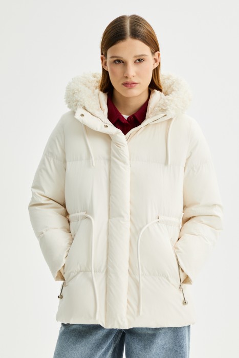 зимнее пальто с меховой отделкой от бренда снежная королева вид слева