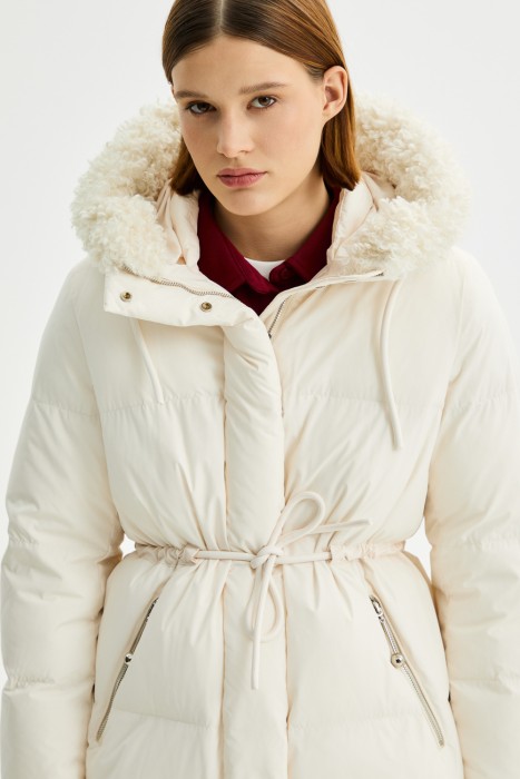 зимнее пальто с меховой отделкой из россии вид сбоку