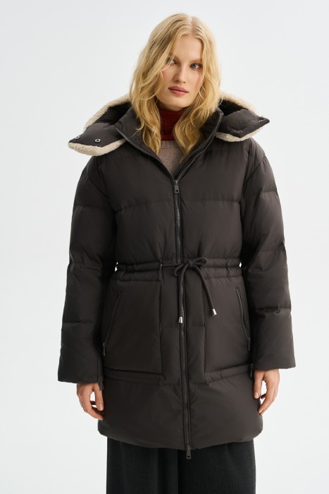 зимнее пальто с меховой отделкой от бренда снежная королева вид слева