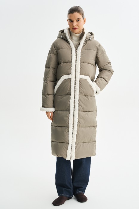 зимнее пальто с меховой отделкой от бренда снежная королева вид слева