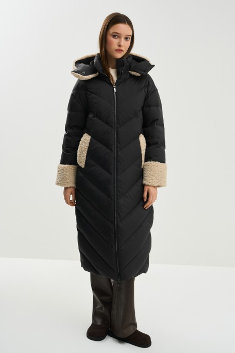 зимнее пальто с меховой отделкой от бренда снежная королева вид слева