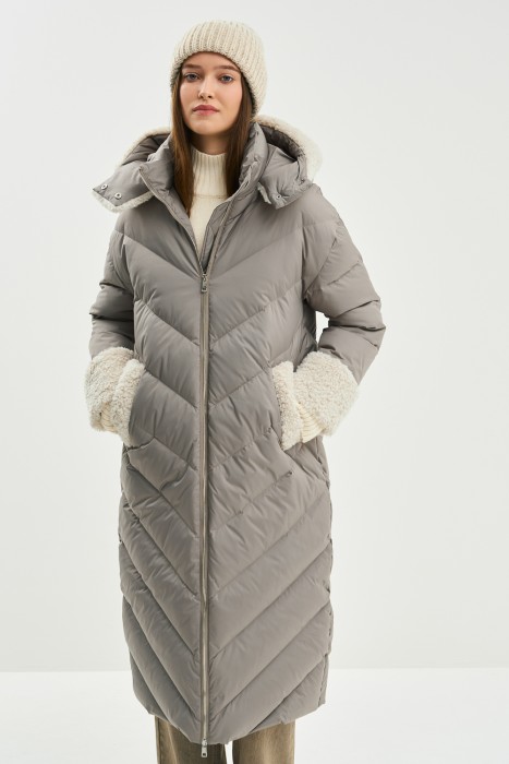 зимнее пальто с меховой отделкой от бренда снежная королева вид слева