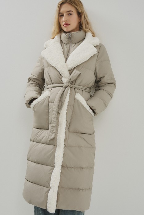 зимнее пальто с меховой отделкой от бренда снежная королева вид слева