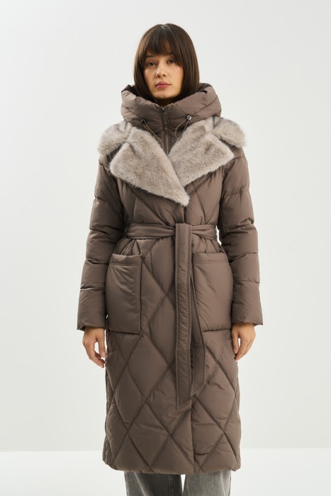 зимнее пальто с меховой отделкой от бренда снежная королева вид слева