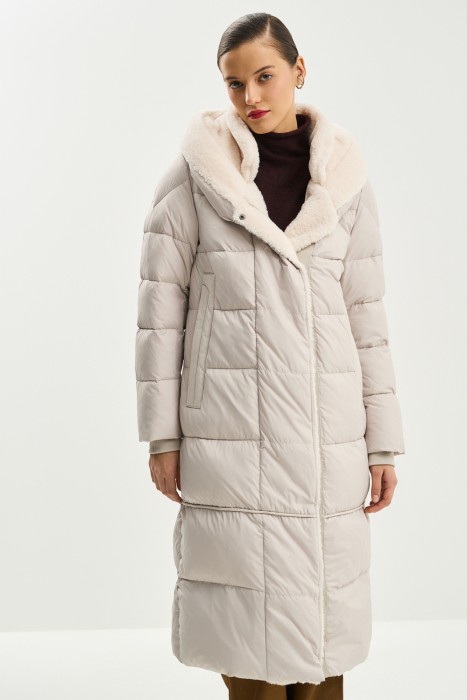 зимнее пальто с меховой отделкой от бренда снежная королева вид слева