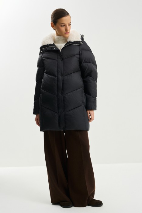 зимнее пальто с меховой отделкой от бренда снежная королева вид слева