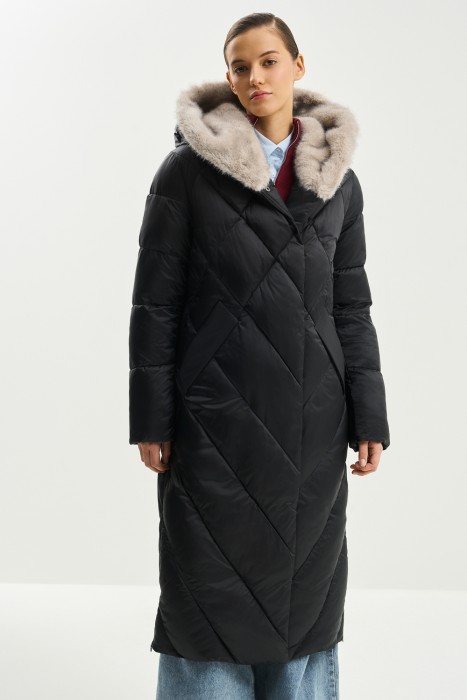 зимнее пальто с меховой отделкой от бренда снежная королева вид слева