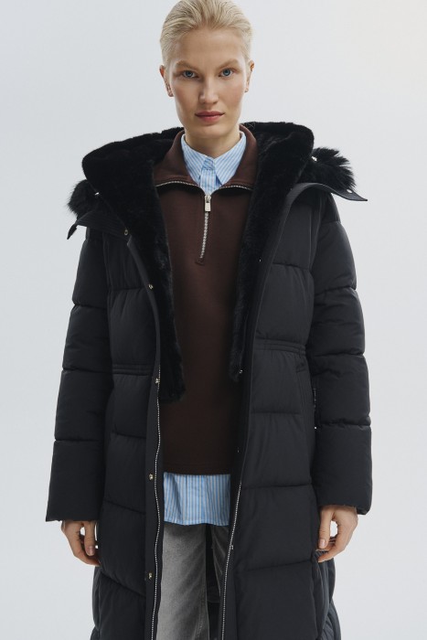 зимнее пальто с меховой отделкой от бренда снежная королева вид слева