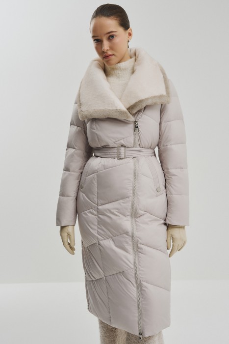 зимнее пальто с меховой отделкой от бренда снежная королева вид слева