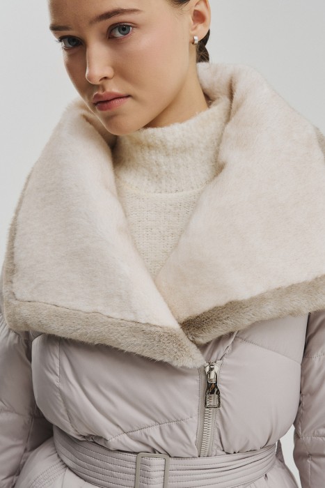 зимнее пальто с меховой отделкой из россии вид сбоку