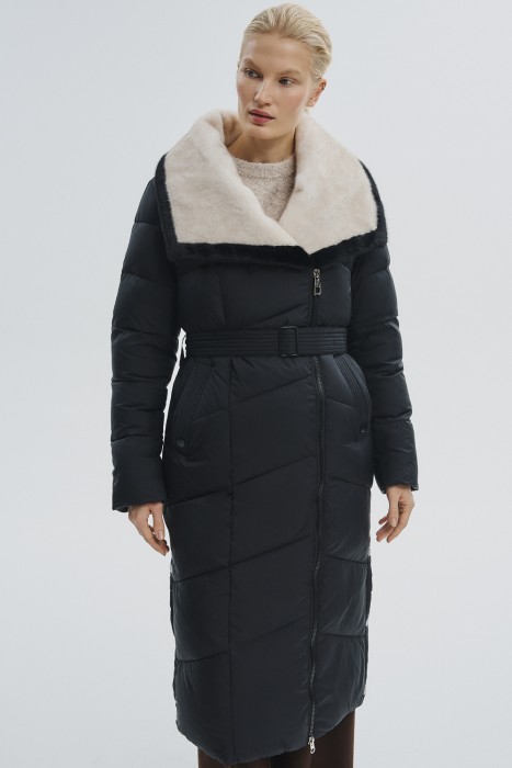 зимнее пальто с меховой отделкой от бренда снежная королева вид слева