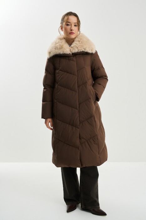 зимнее пальто с меховой отделкой от бренда снежная королева вид слева